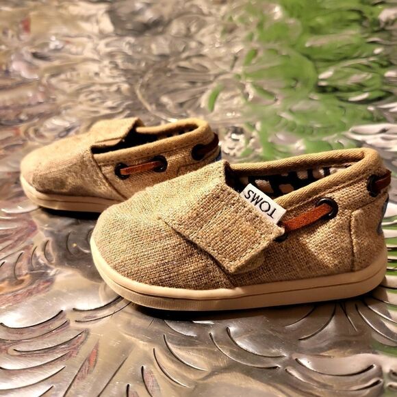 Tom's children size toddler 4, linen with leather strap around back, - Picture 5 of 8